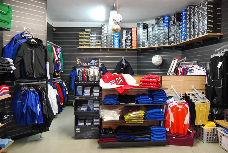negozio-sportivo-abbigliamento-calcio